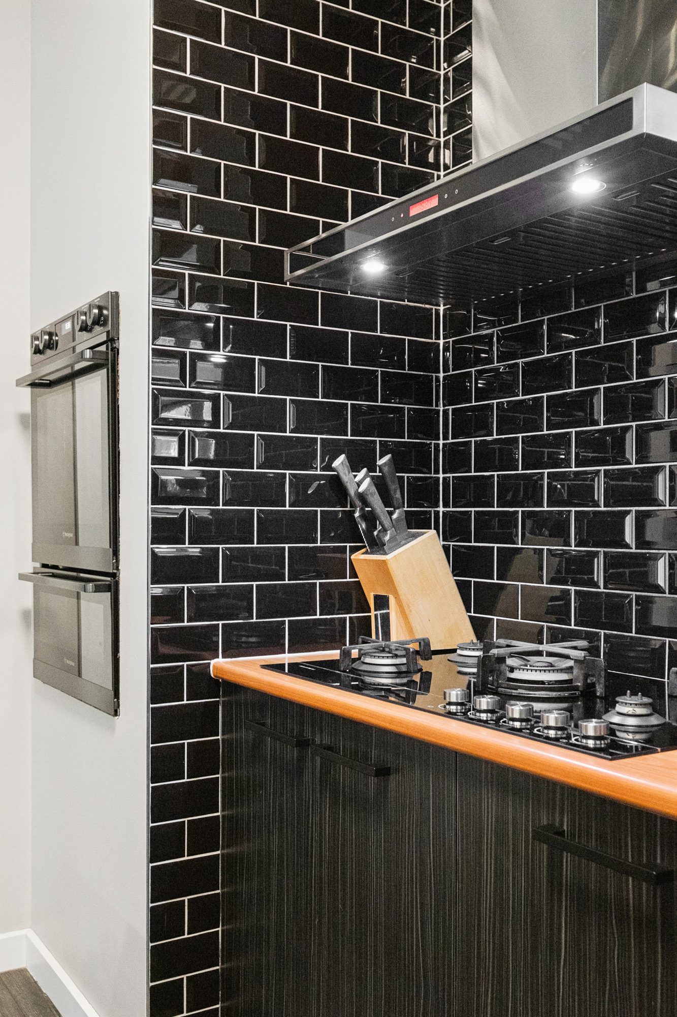 Kitchen cooktop and glossy black tiles