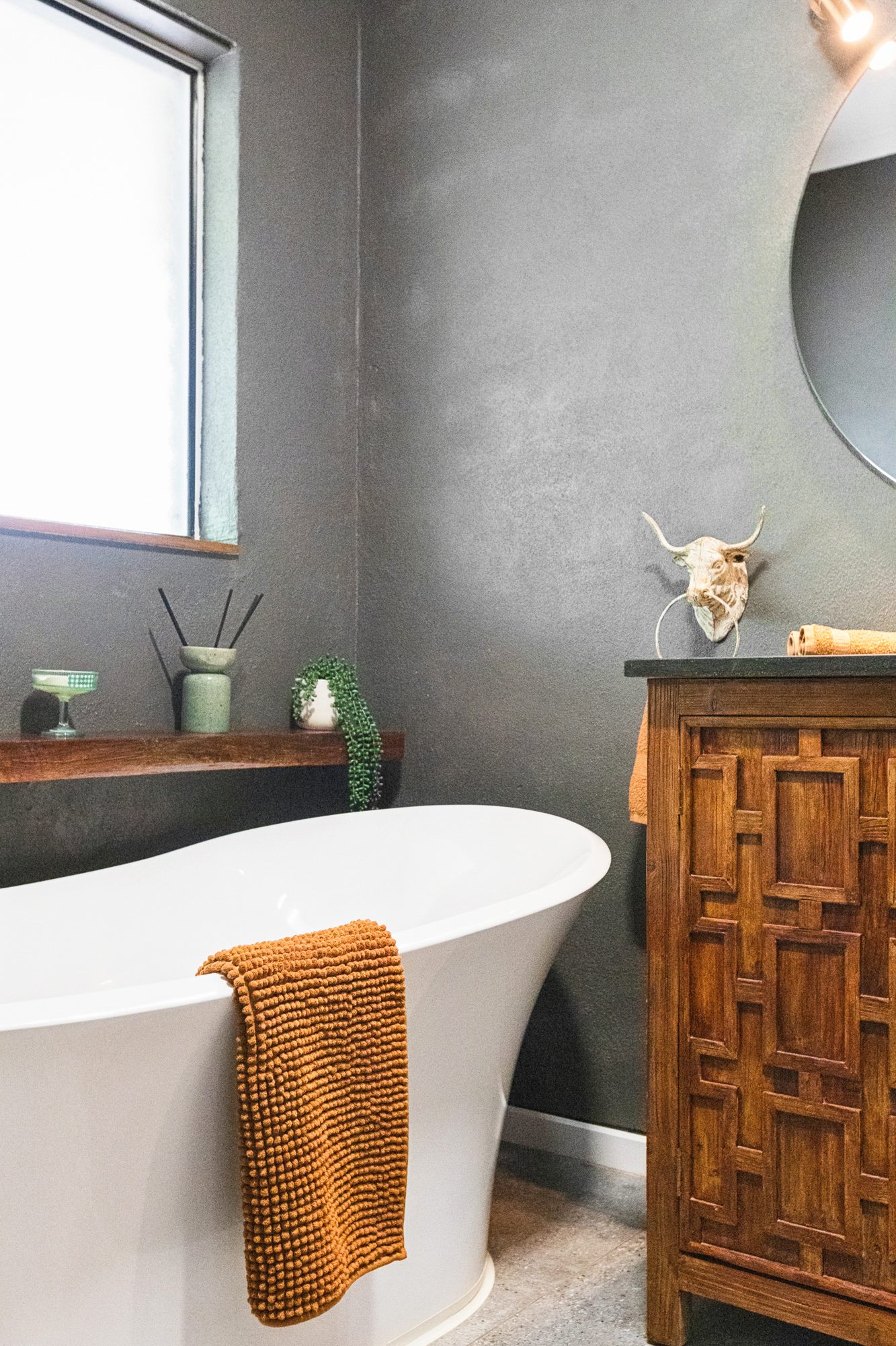 Freestanding bath and vanity detail